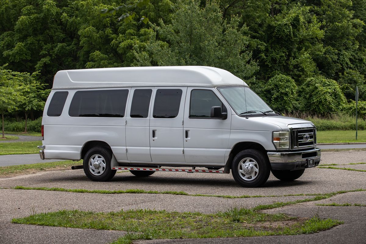 2011 Ford E-350 photo 3