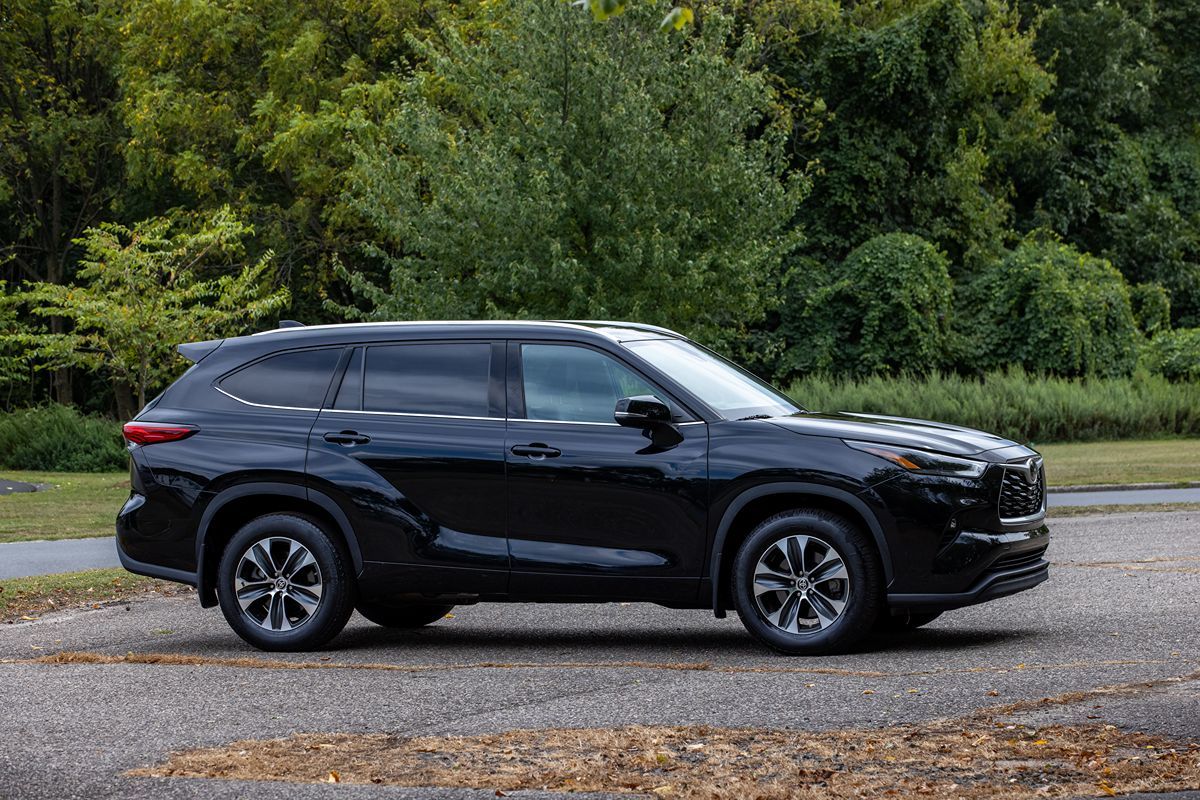 2021 Toyota Highlander XLE photo 3