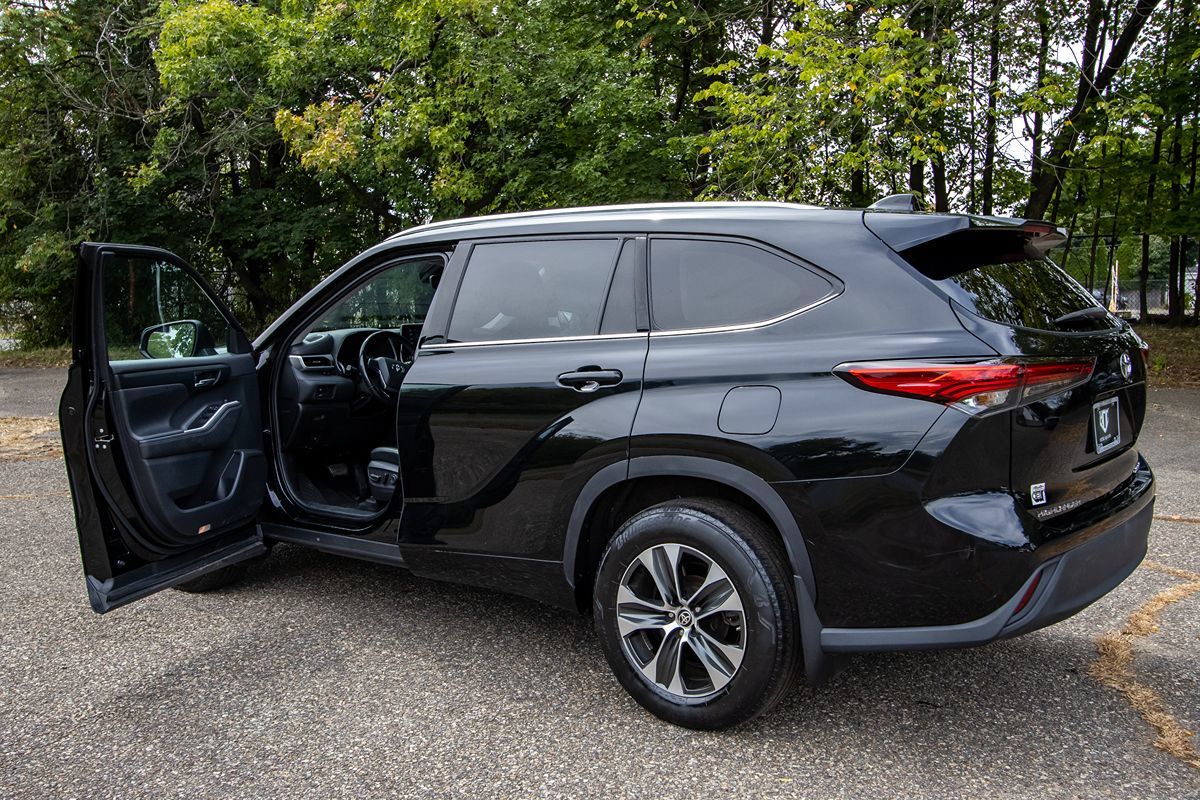 2021 Toyota Highlander XLE photo 7