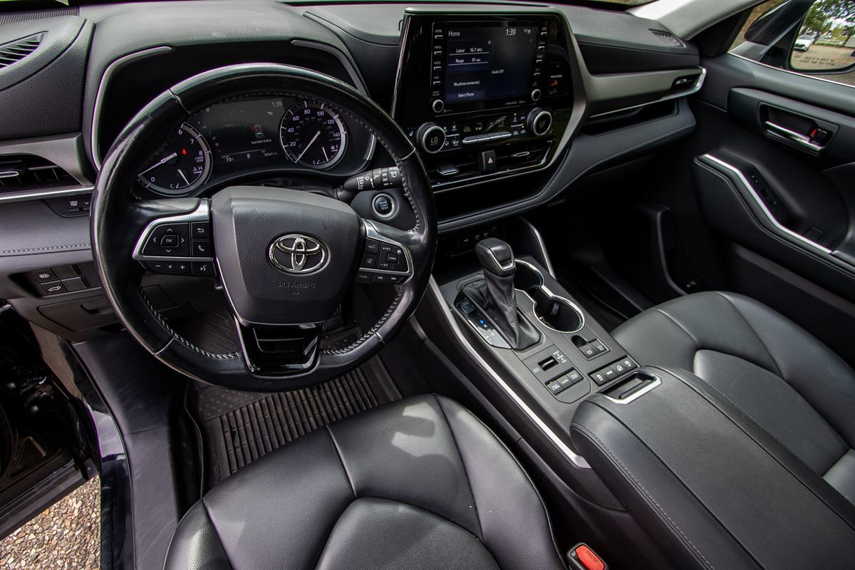 2021 Toyota Highlander XLE photo 12