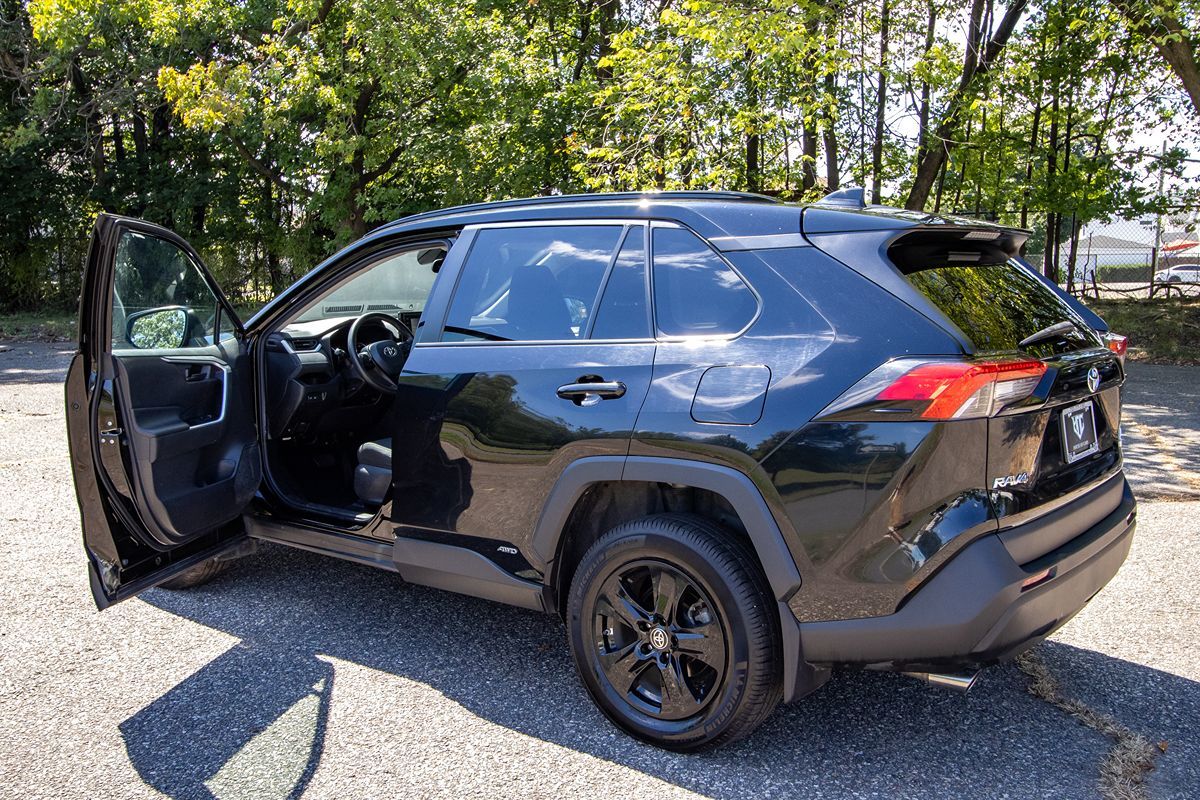2021 Toyota RAV4 Hybrid LE photo 2