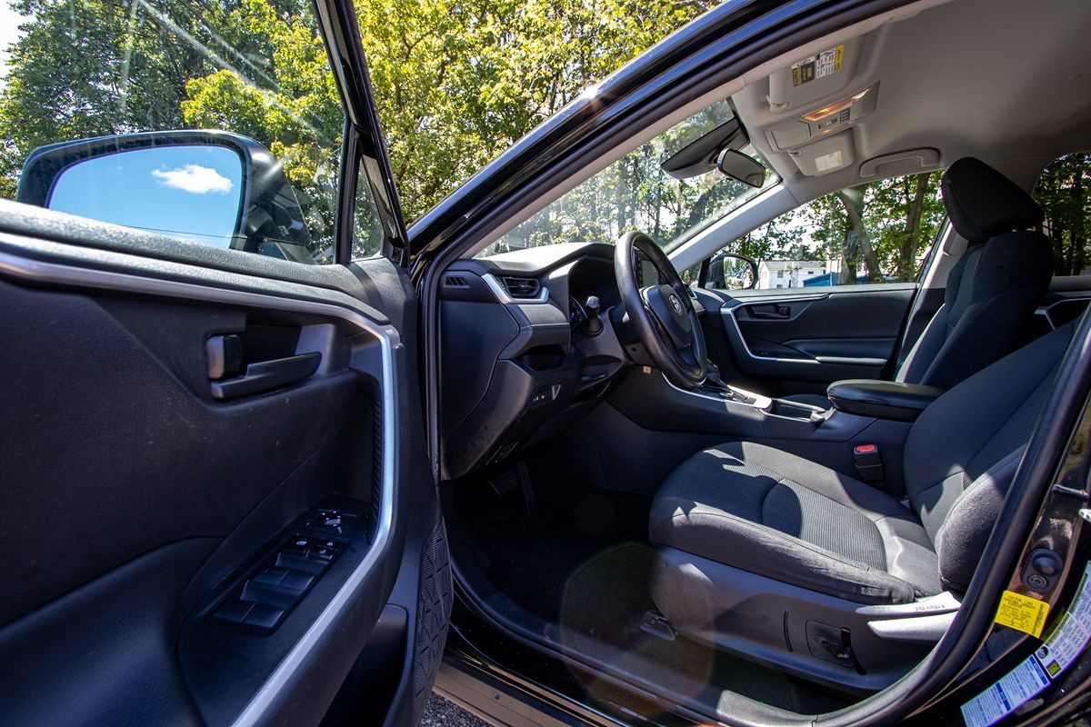 2021 Toyota RAV4 Hybrid LE photo 3