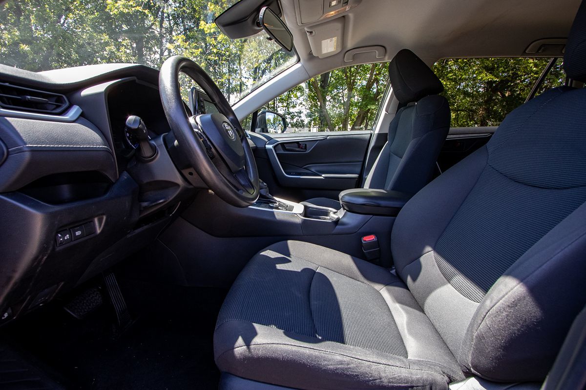 2021 Toyota RAV4 Hybrid LE photo 4