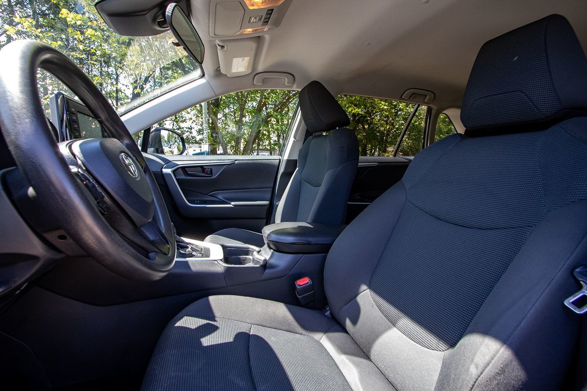 2021 Toyota RAV4 Hybrid LE photo 5