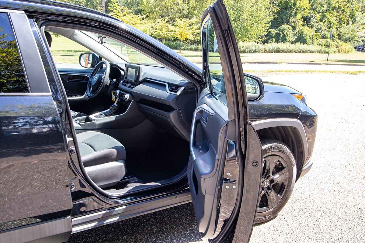 2021 Toyota RAV4 Hybrid LE photo 12