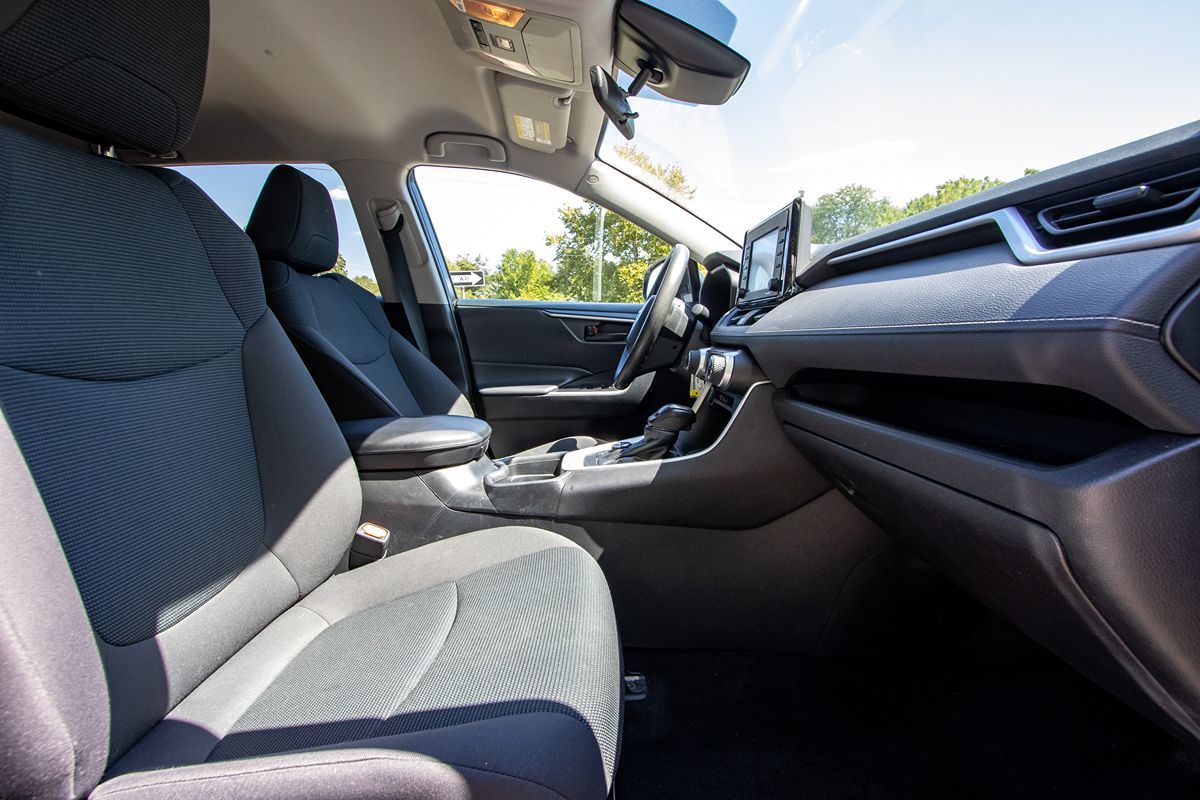 2021 Toyota RAV4 Hybrid LE photo 14