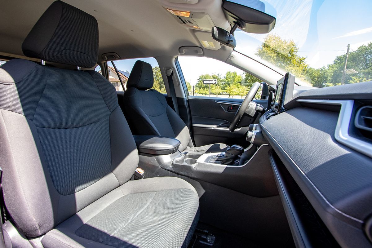 2021 Toyota RAV4 Hybrid LE photo 15