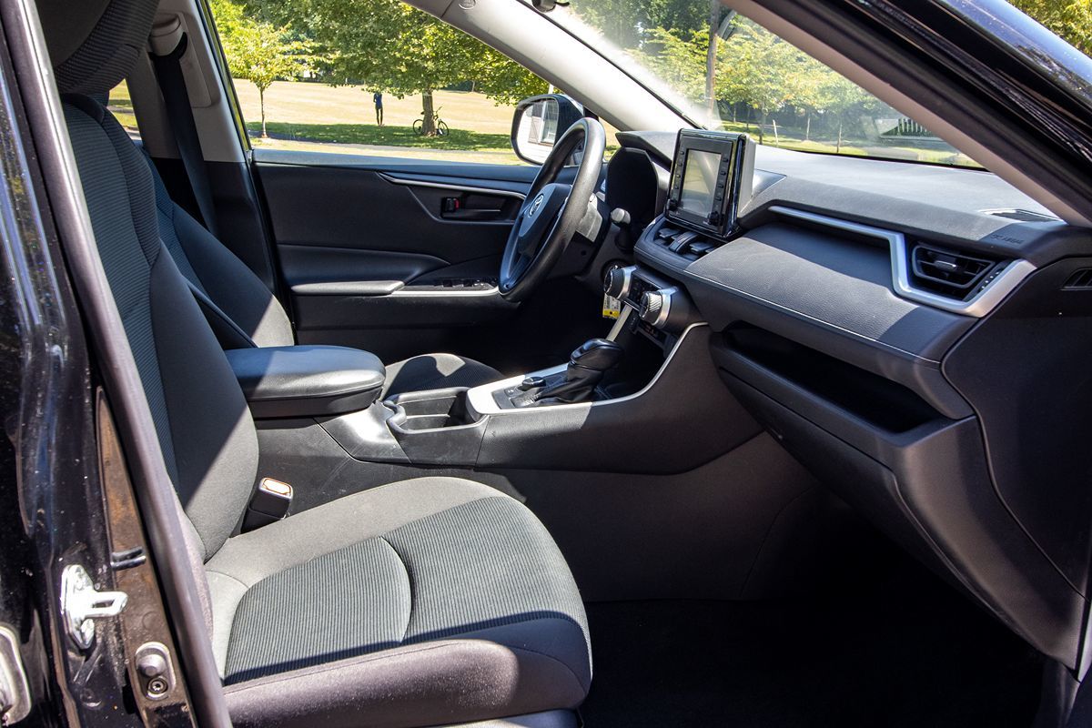 2021 Toyota RAV4 Hybrid LE photo 17