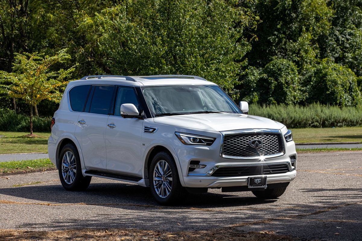 2019 Infiniti QX80 Luxe photo 2