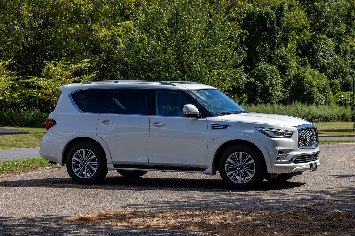 2019 Infiniti QX80 Luxe photo 3
