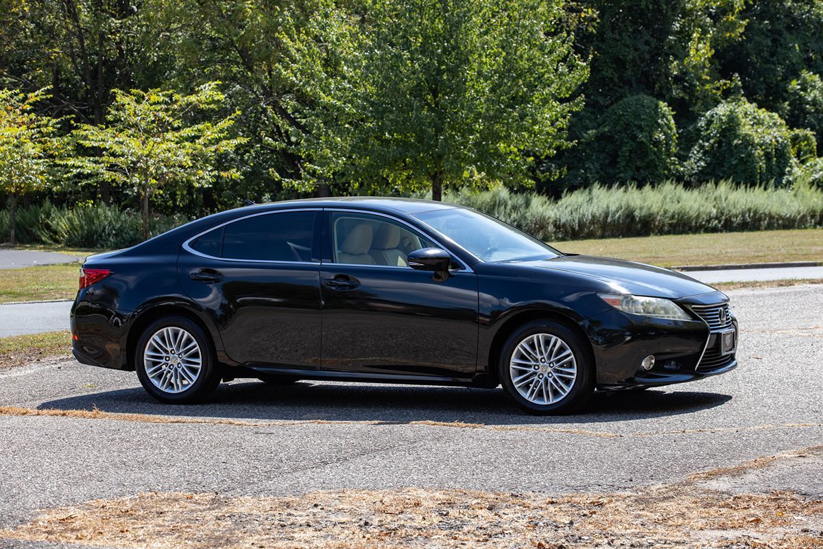 2013 Lexus ES 350 photo 2