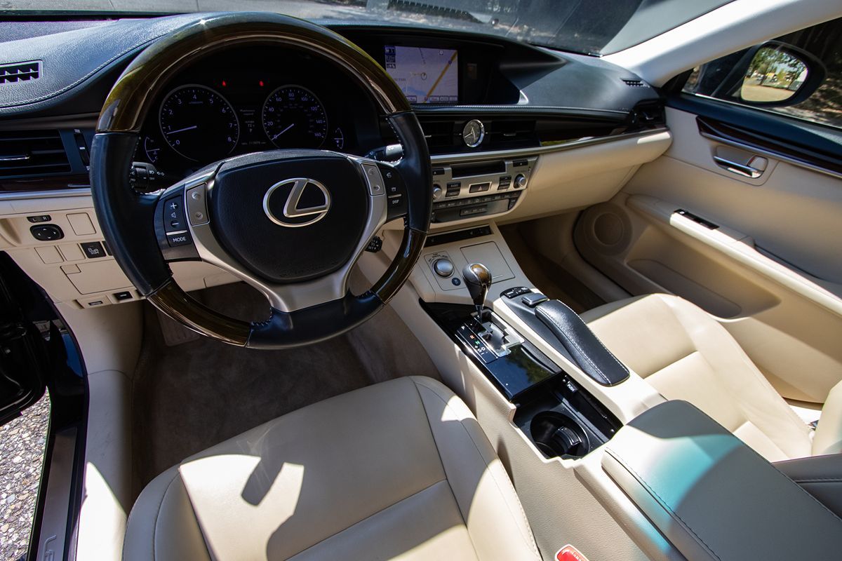 2013 Lexus ES 350 photo 11