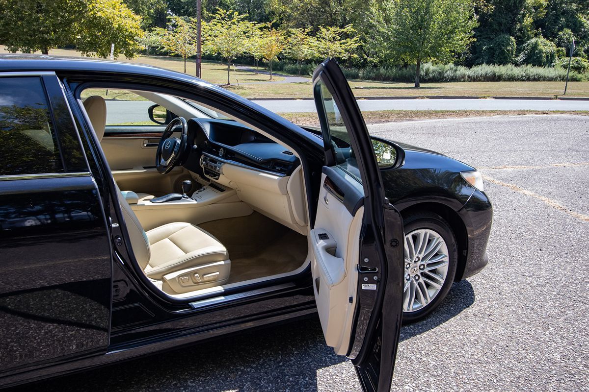 2013 Lexus ES 350 photo 16