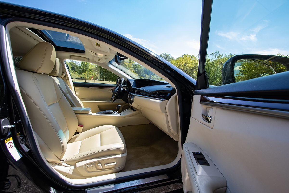 2013 Lexus ES 350 photo 17
