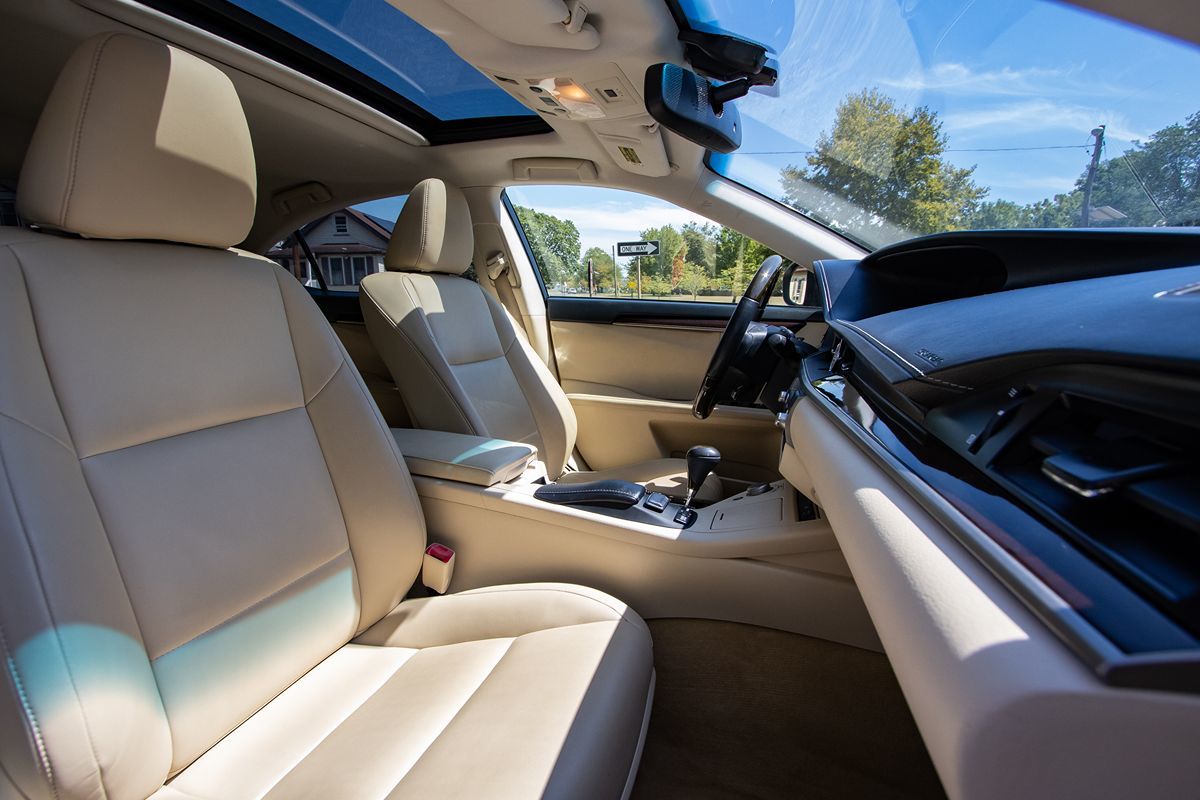 2013 Lexus ES 350 photo 19