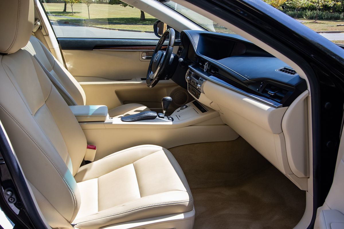 2013 Lexus ES 350 photo 21