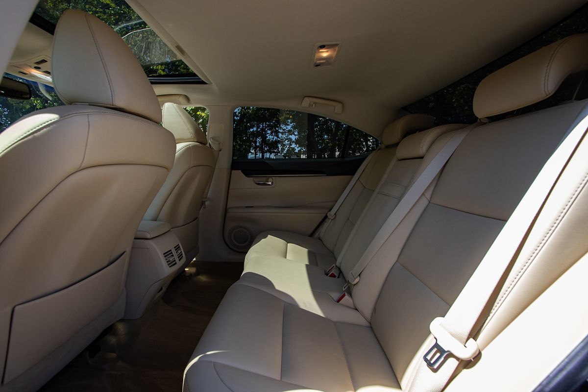 2013 Lexus ES 350 photo 26
