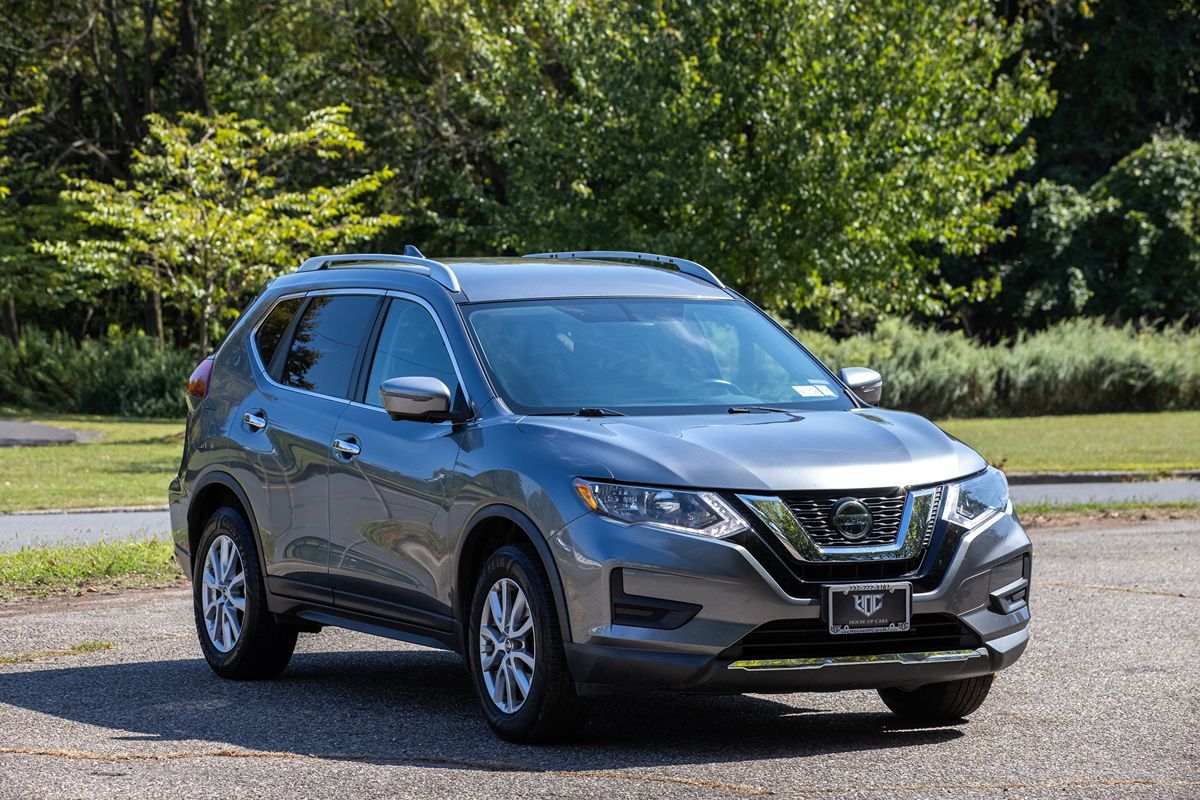 2018 Nissan Rogue SV photo 2