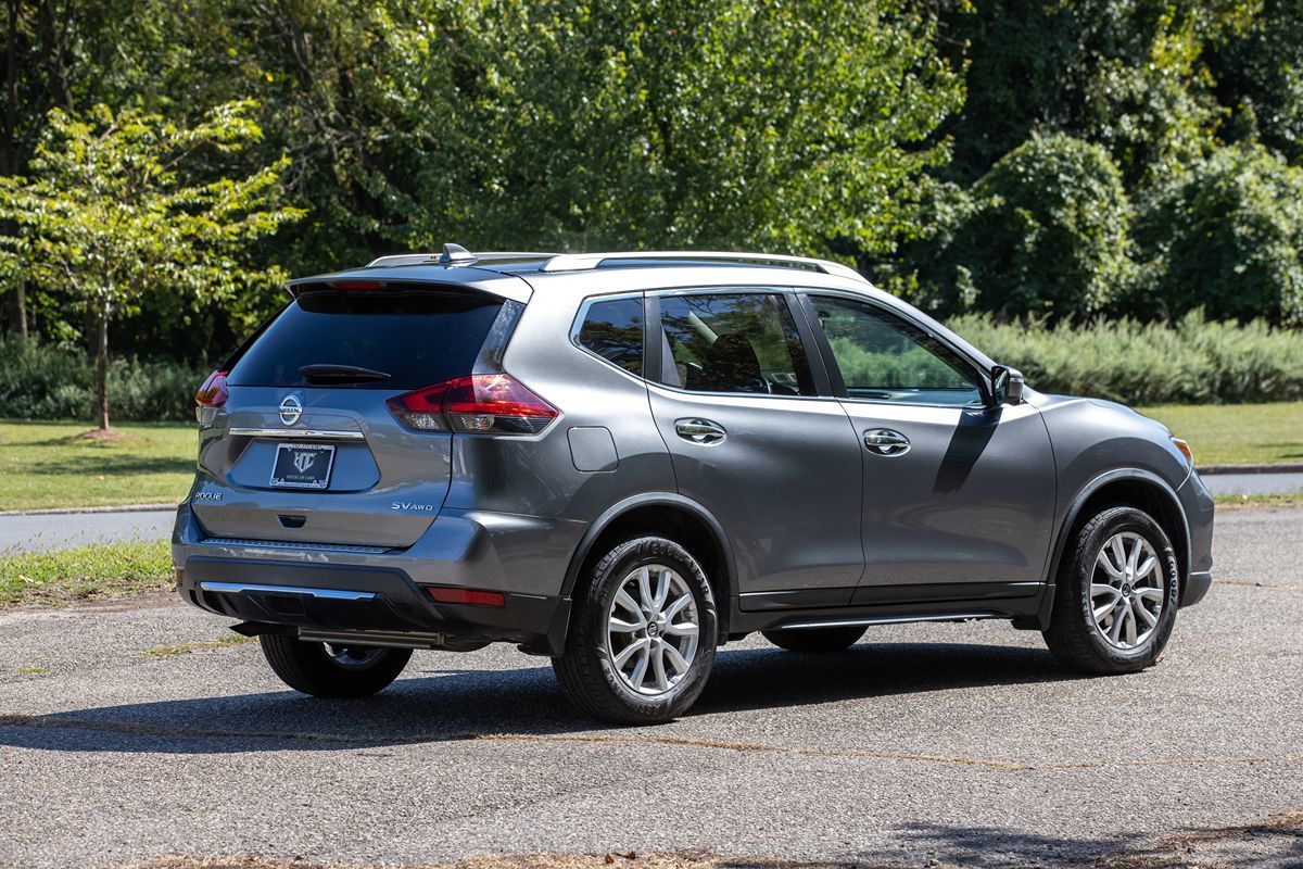 2018 Nissan Rogue SV photo 4