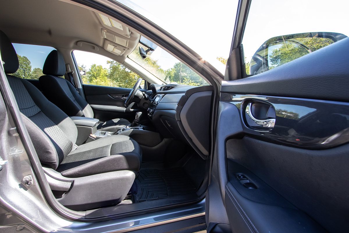2018 Nissan Rogue SV photo 18
