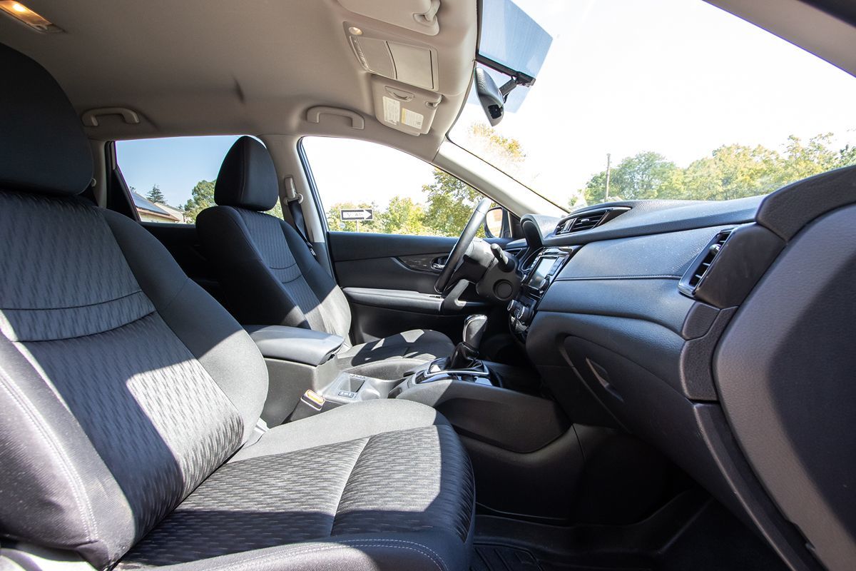 2018 Nissan Rogue SV photo 19