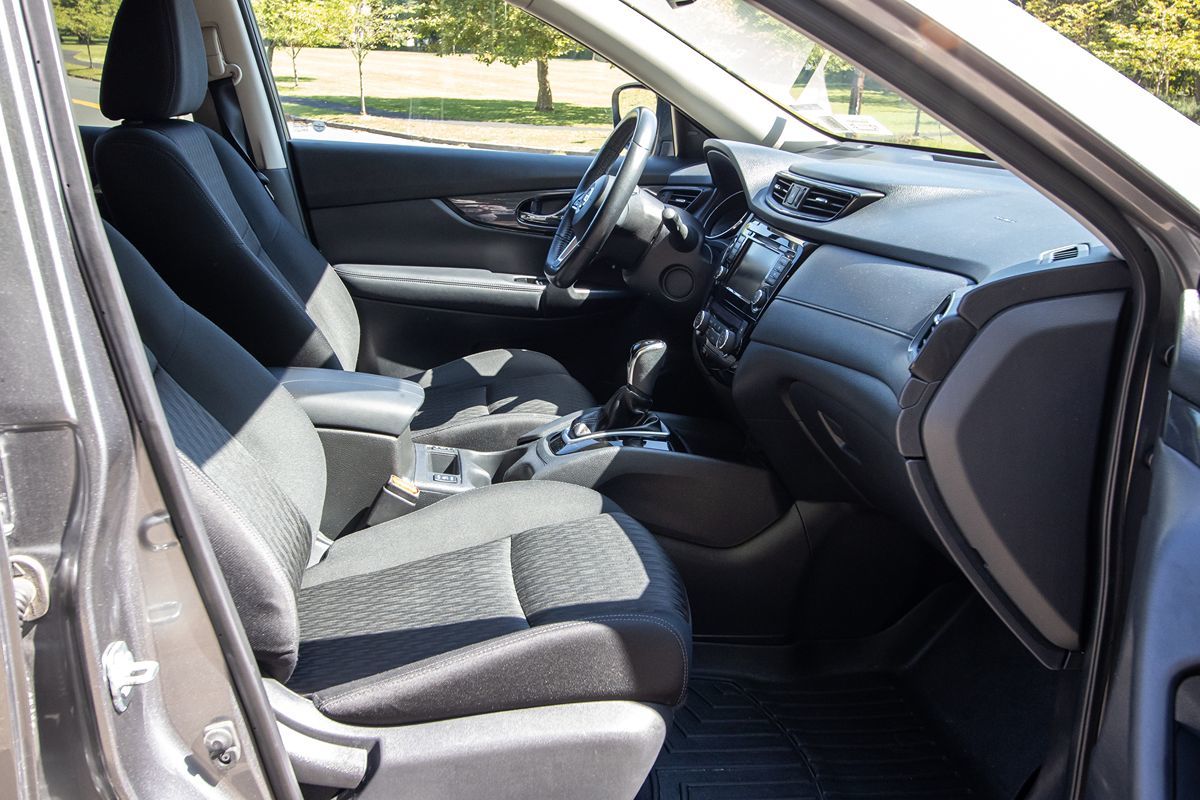 2018 Nissan Rogue SV photo 22