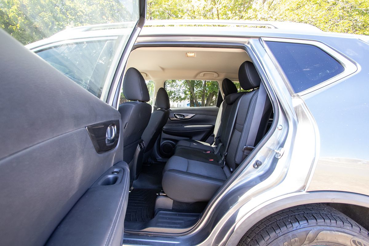 2018 Nissan Rogue SV photo 26