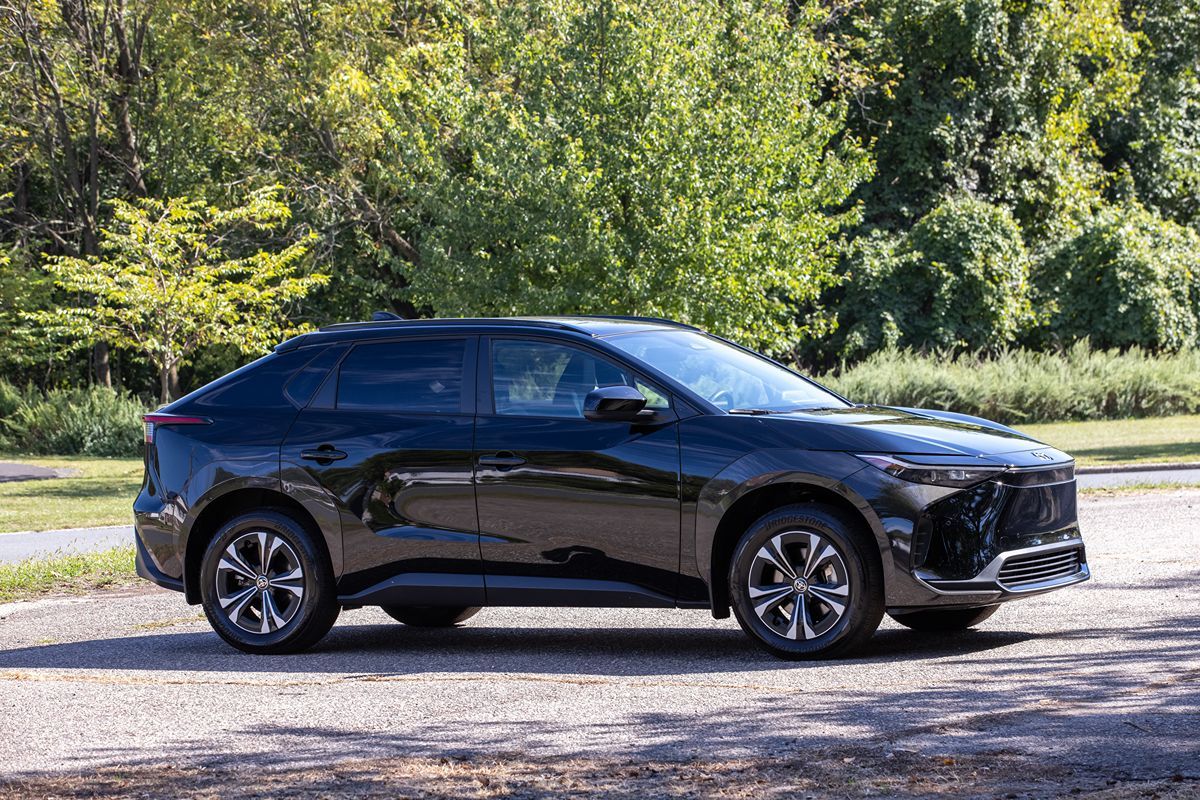 2023 Toyota bZ4X XLE photo 3