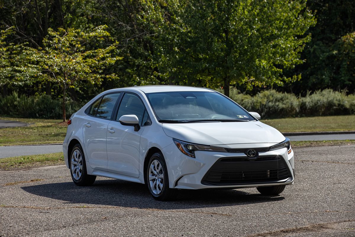 2023 Toyota Corolla LE photo 2