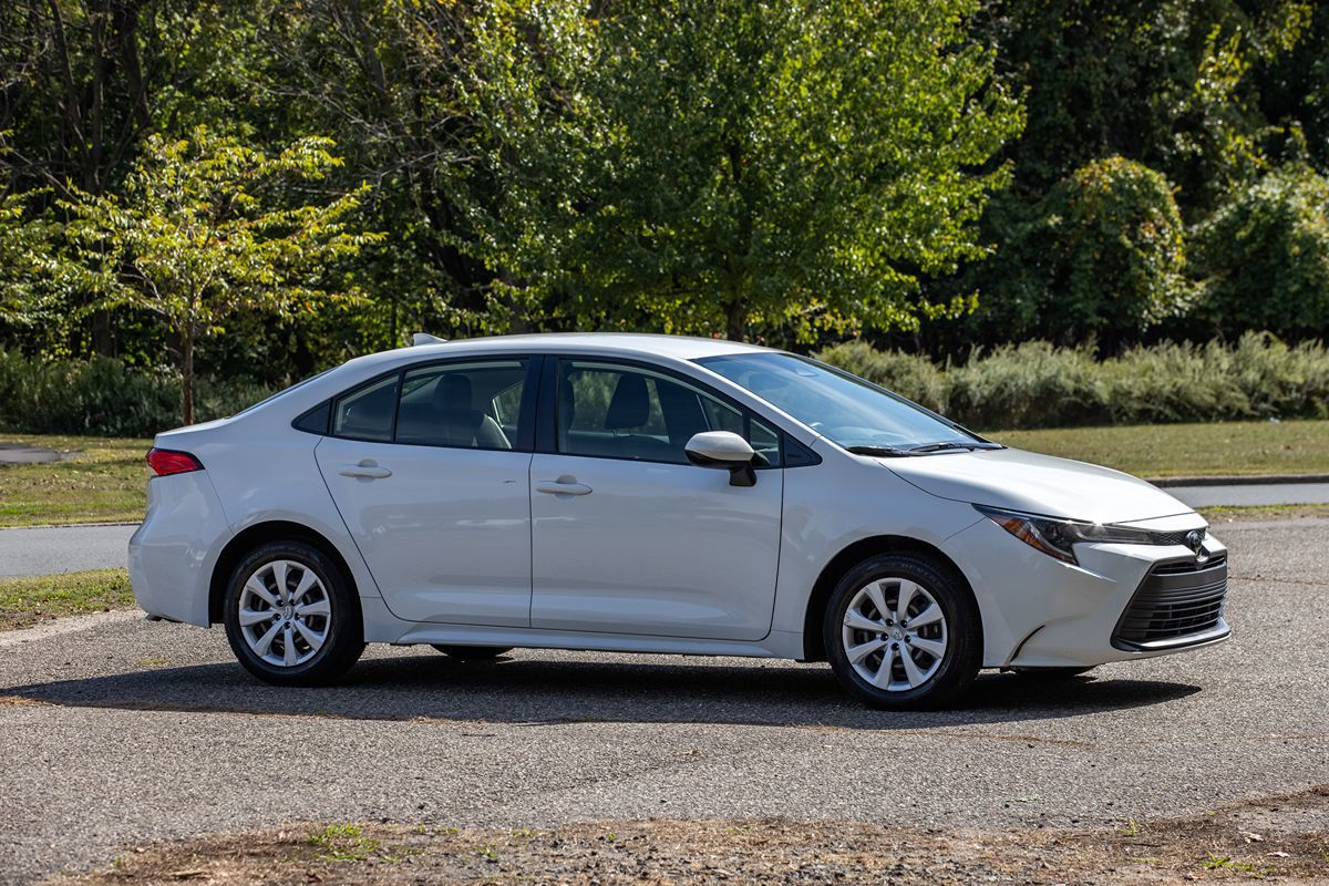 2023 Toyota Corolla LE photo 3