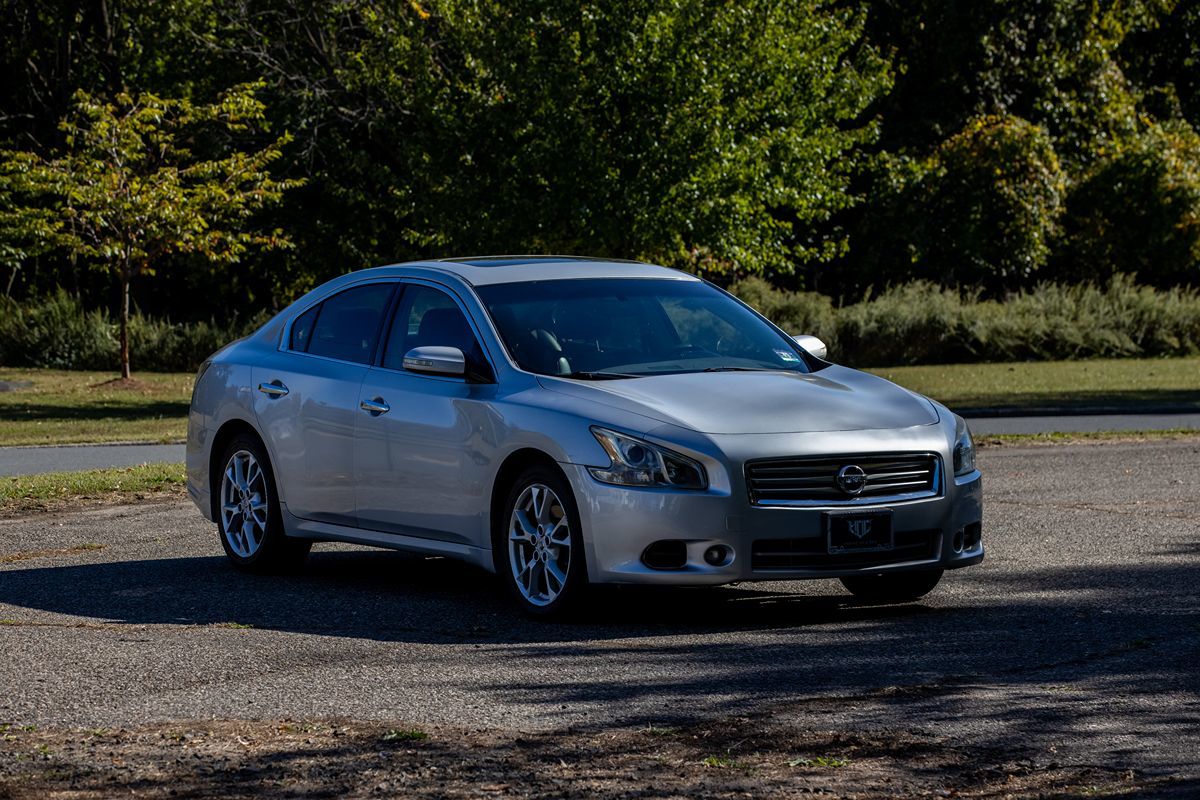 2014 Nissan Maxima SV photo 2