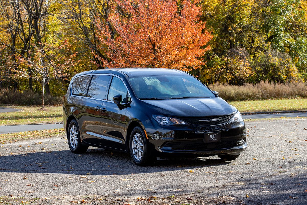 2022 Chrysler Voyager LX photo 2