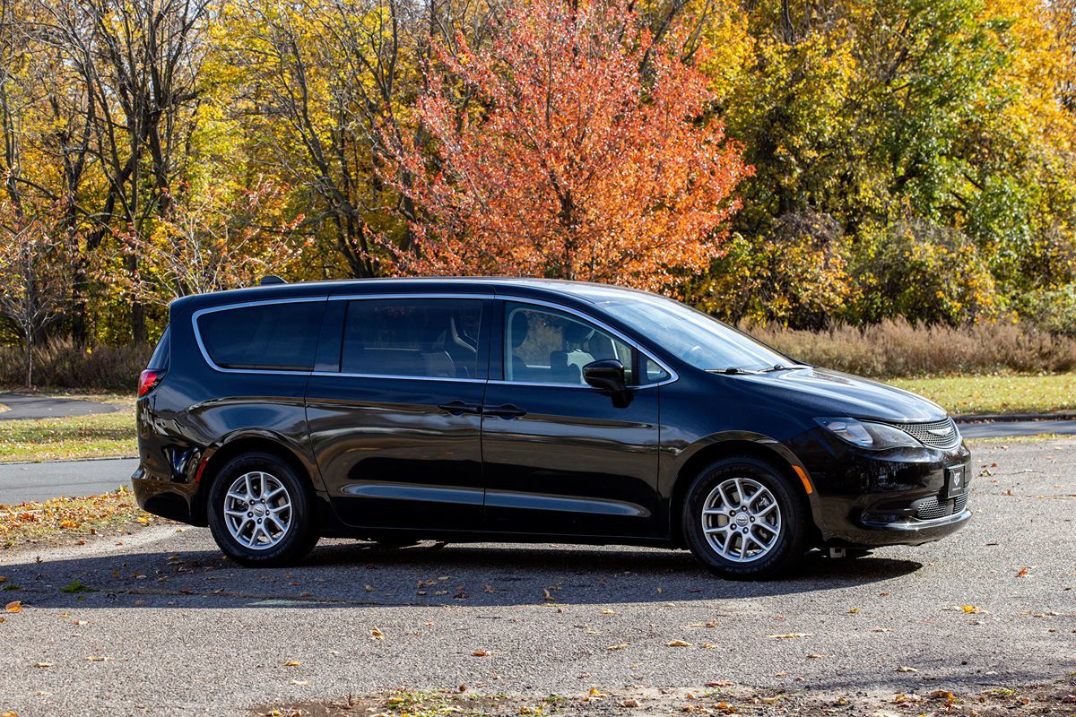 2022 Chrysler Voyager LX photo 3