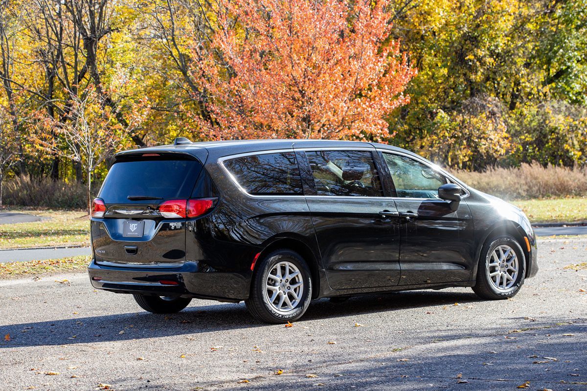 2022 Chrysler Voyager LX photo 4