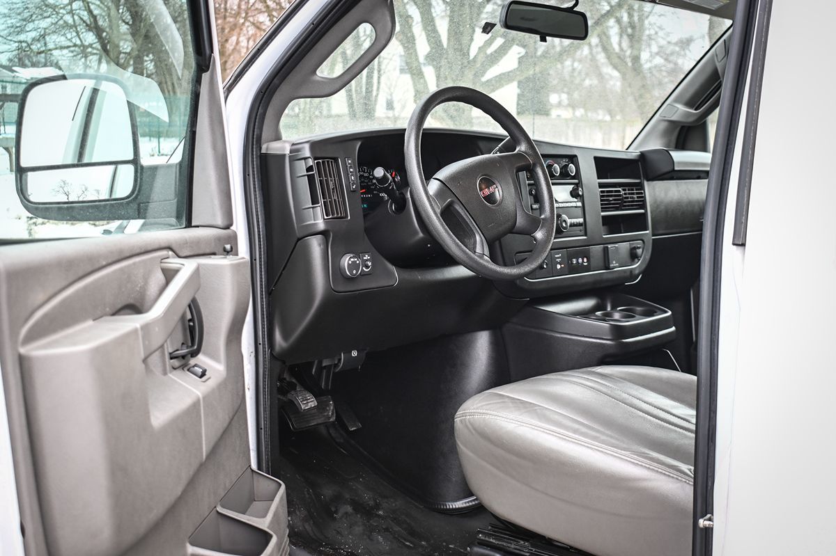 2022 GMC Savana Cargo Work Van - Photo 10