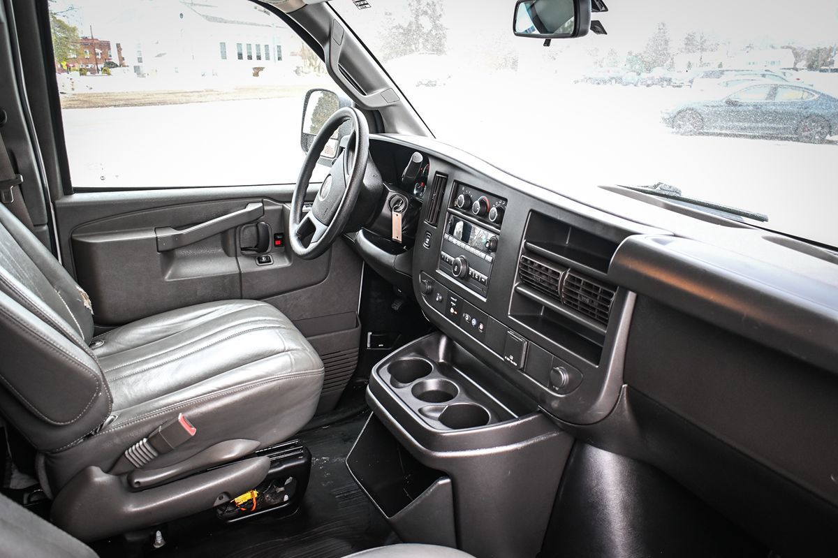 2022 GMC Savana Cargo Work Van - Photo 17