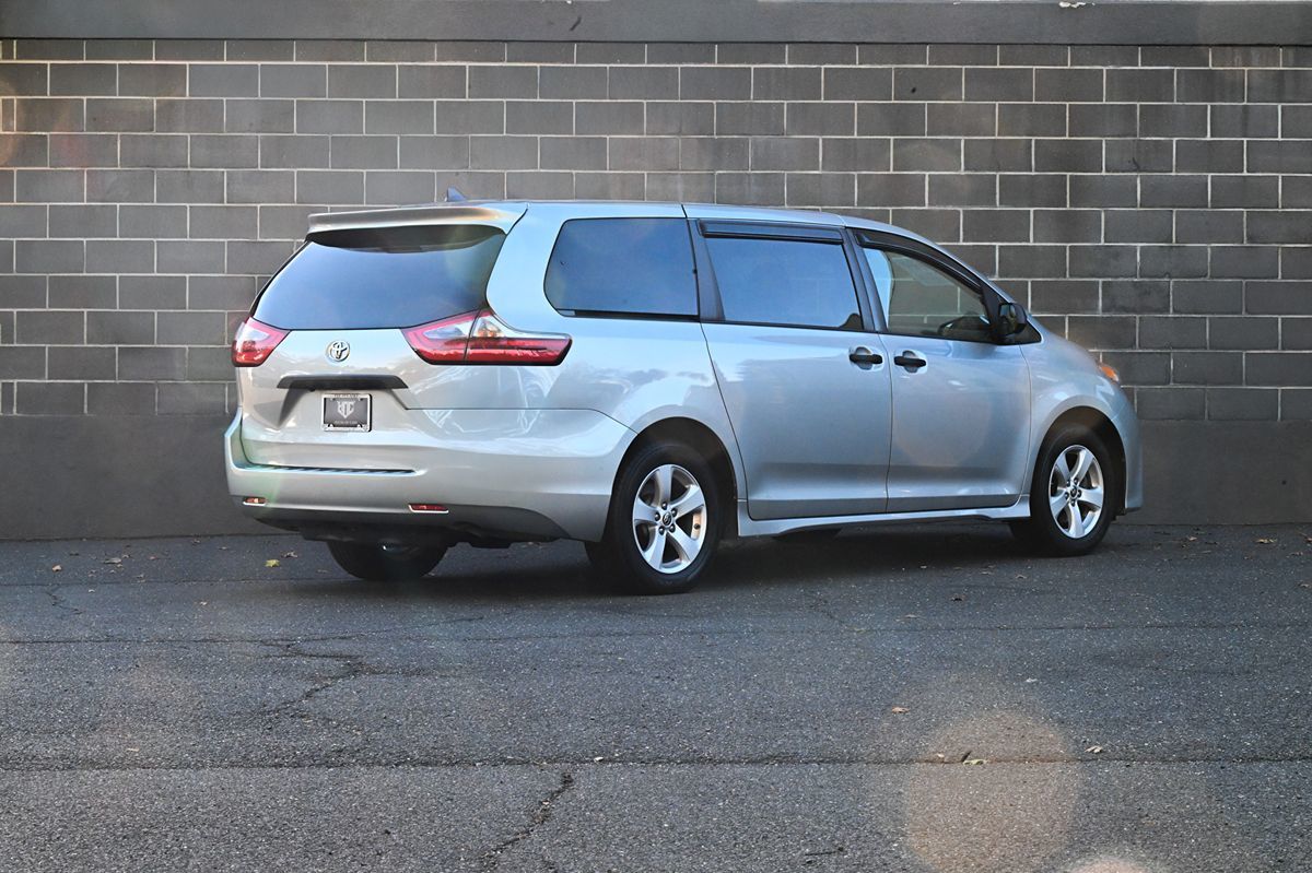 Photo 3 of this Toyota Sienna