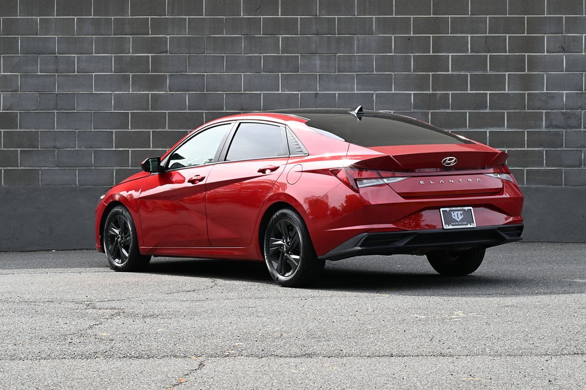Photo 4 of this Hyundai Elantra