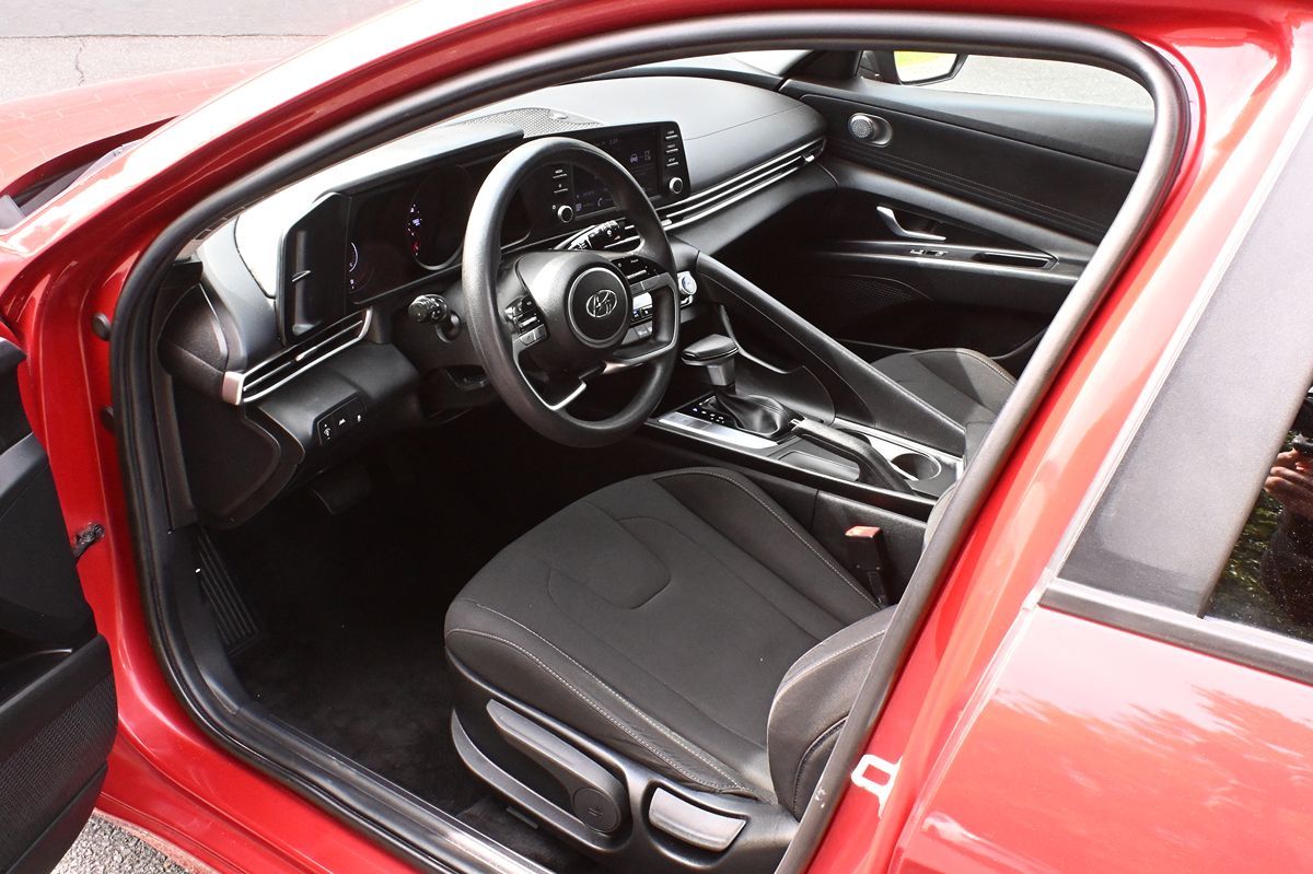 Photo 7 of this Hyundai Elantra