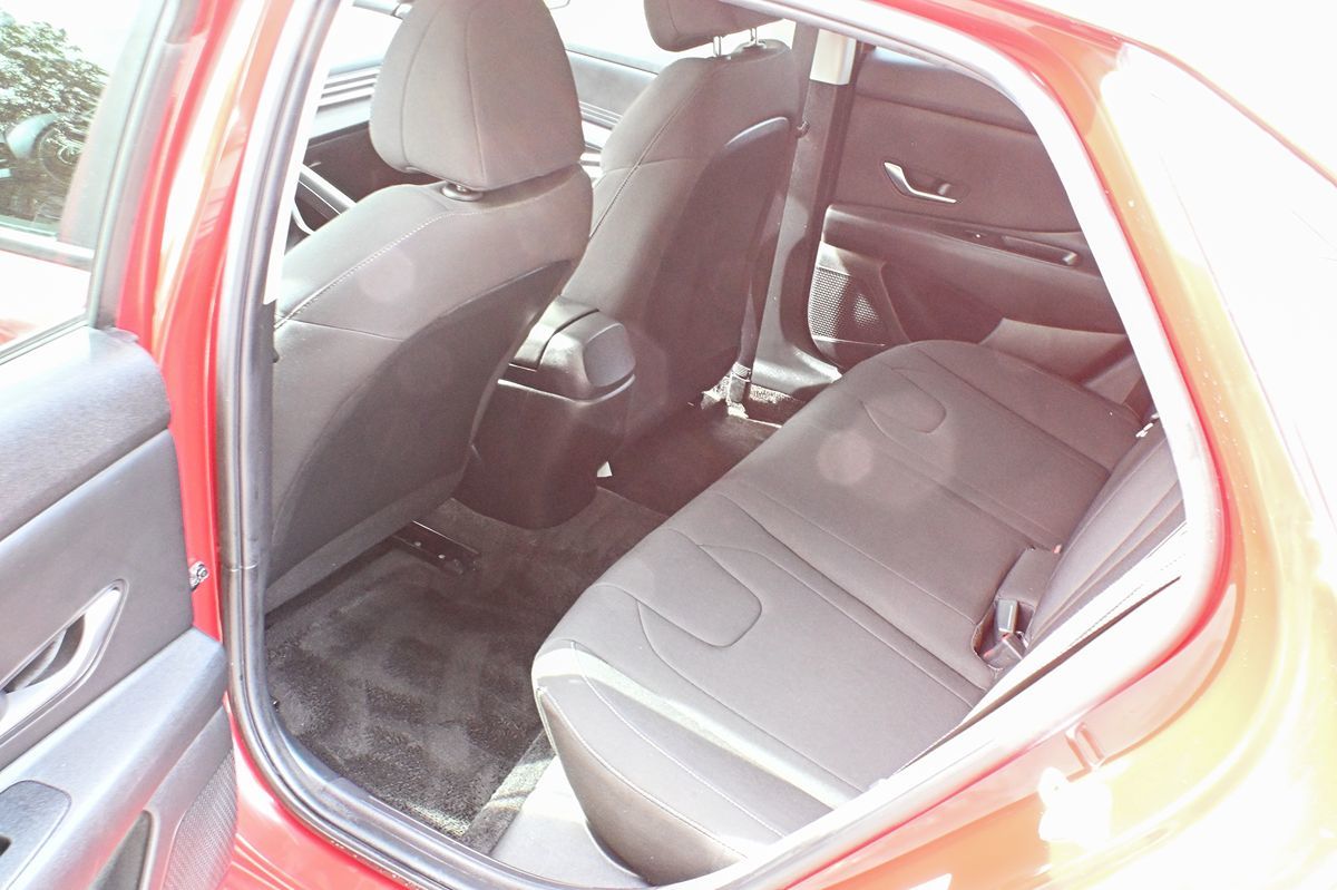 Photo 8 of this Hyundai Elantra
