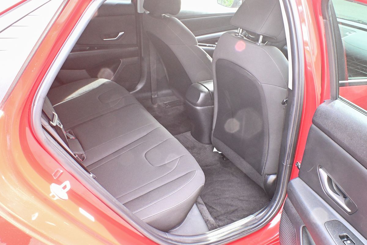 Photo 9 of this Hyundai Elantra