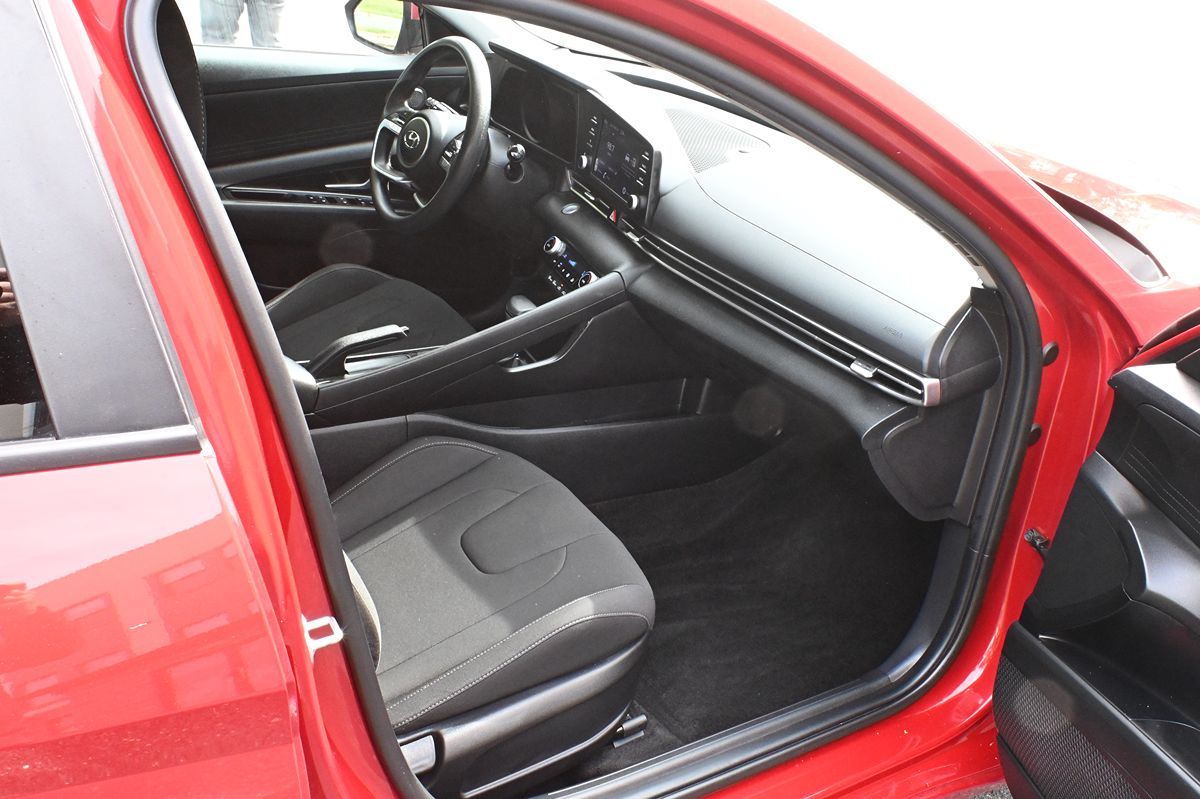 Photo 10 of this Hyundai Elantra