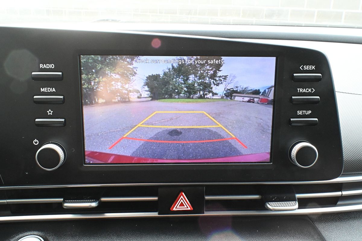 Photo 13 of this Hyundai Elantra