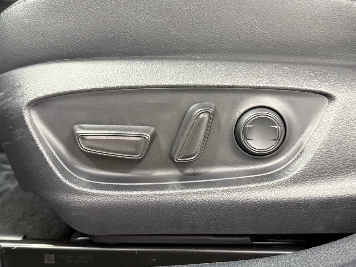 2023 Toyota Camry XLE photo 25