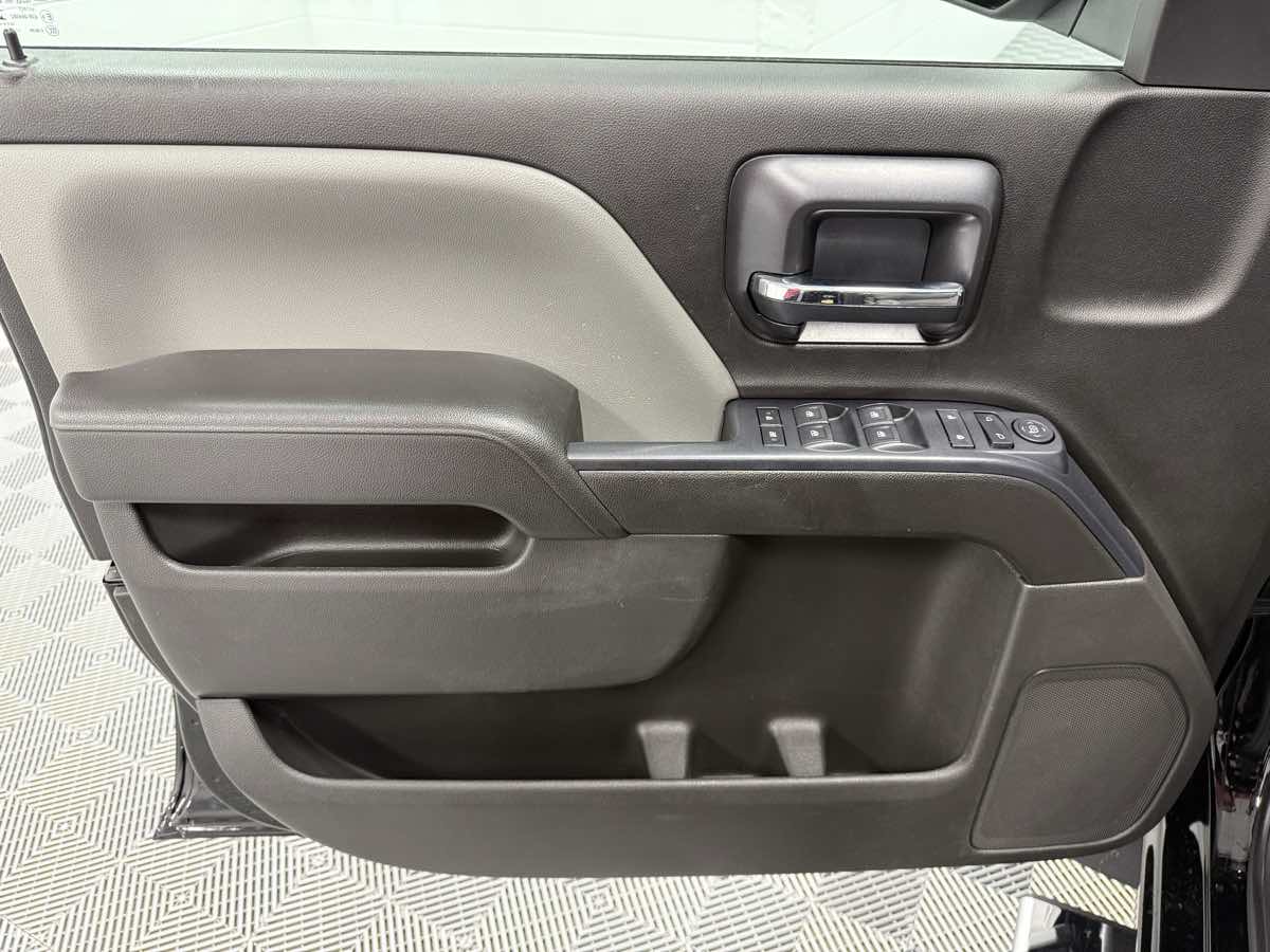 2018 Chevrolet Silverado 1500 Custom photo 9