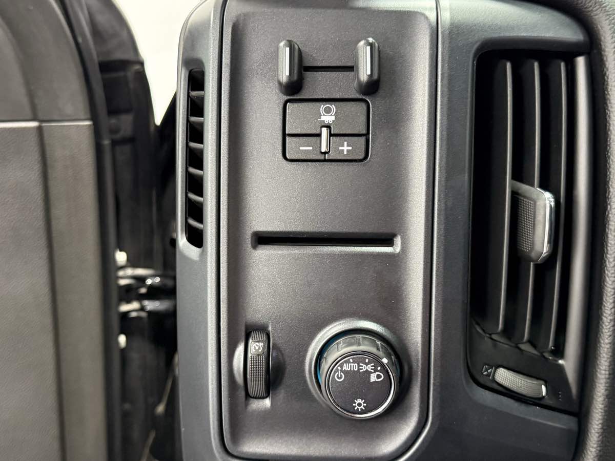 2018 Chevrolet Silverado 1500 Custom photo 18