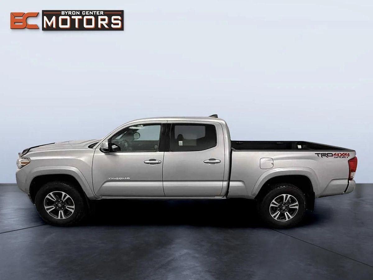 2017 Toyota Tacoma TRD Sport photo 3