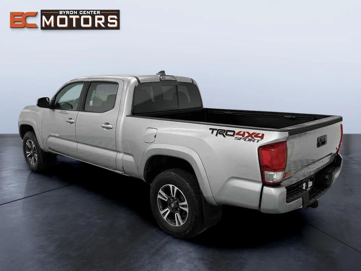 2017 Toyota Tacoma TRD Sport photo 4