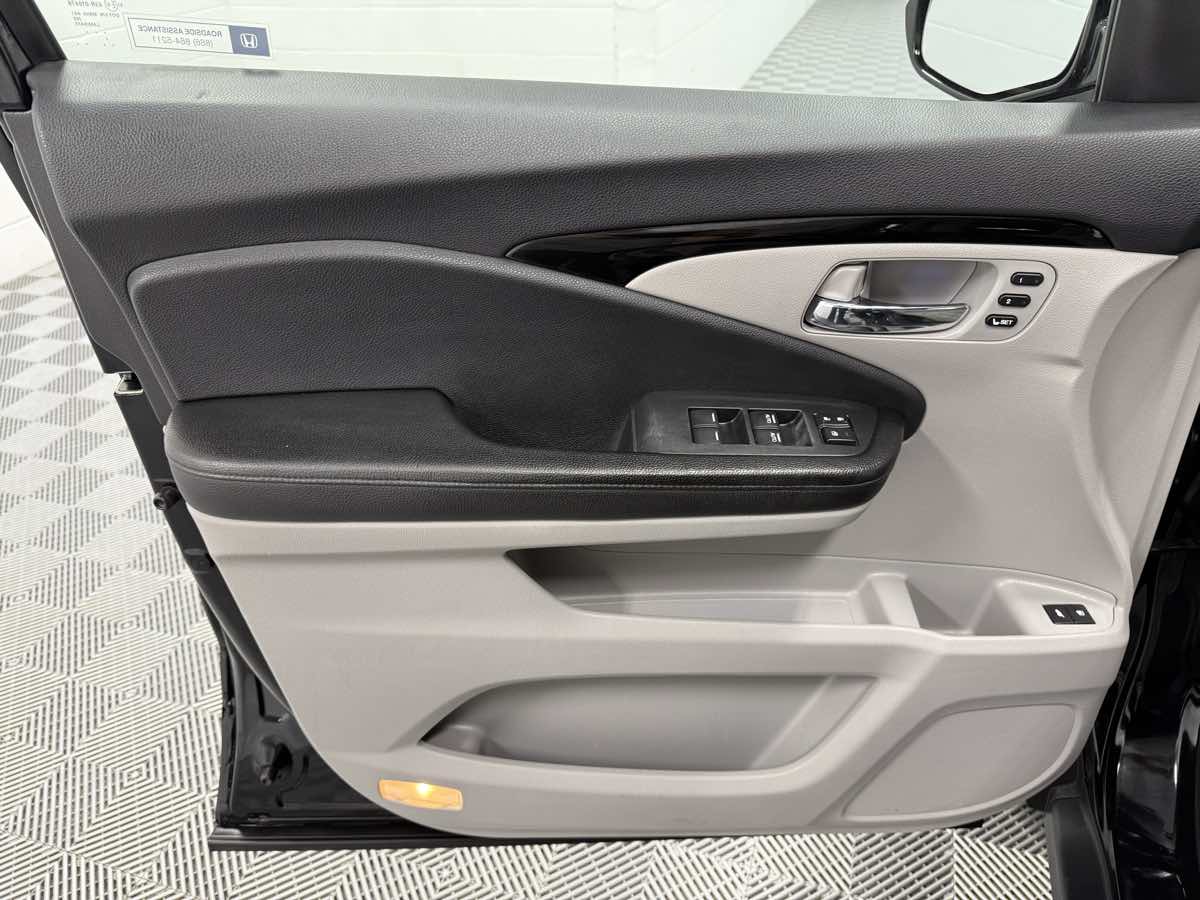 2017 Honda Pilot Touring photo 8