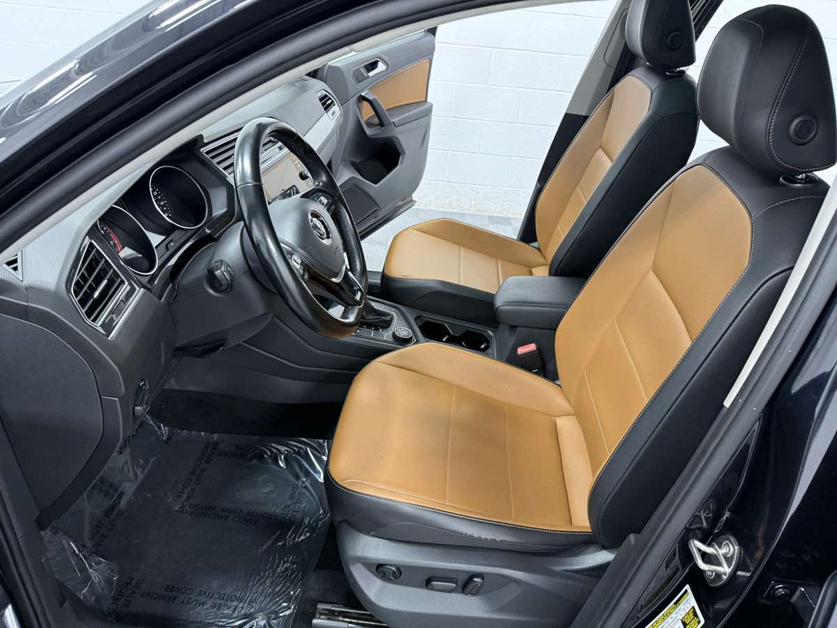 2019 Volkswagen Tiguan SEL R-Line photo 7